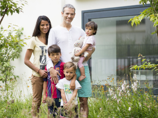 Sébastien, Jennifer et leurs trois enfants posant dans leur jardin paysagé par le concepteur Bertrand de la Vieuville.