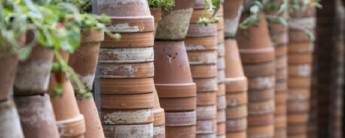 Pile de pots en terre cuite.