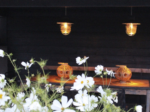 Les lanternes ont été retravaillées avec un variateur pour ce petit espace repas. La lumière est canalisée et éclaire des zones précises de la table.