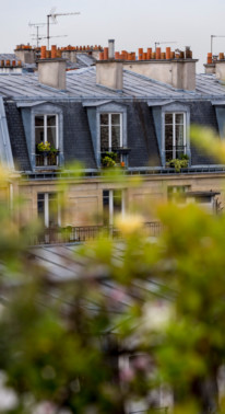 Terrasse parisienne sur les toits, nouveau lieu de vie.
