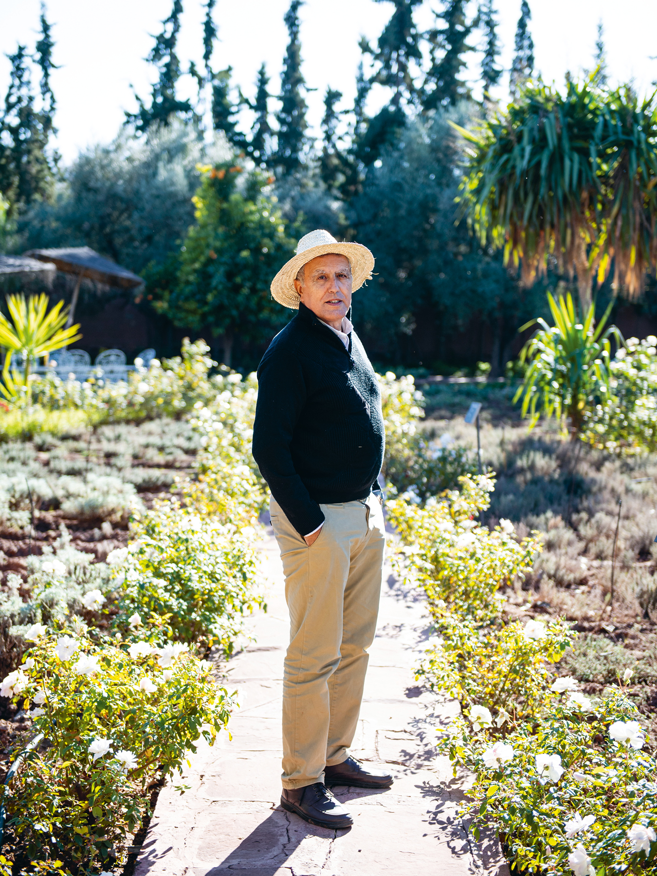 Jalil Belkamel dans son jardin bio-aromatique Garden_Lab 11, Paysages Olfactifs.