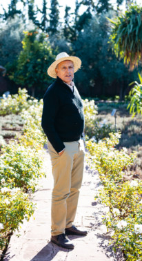 Jalil Belkamel dans son jardin bio-aromatique Garden_Lab 11, Paysages Olfactifs.