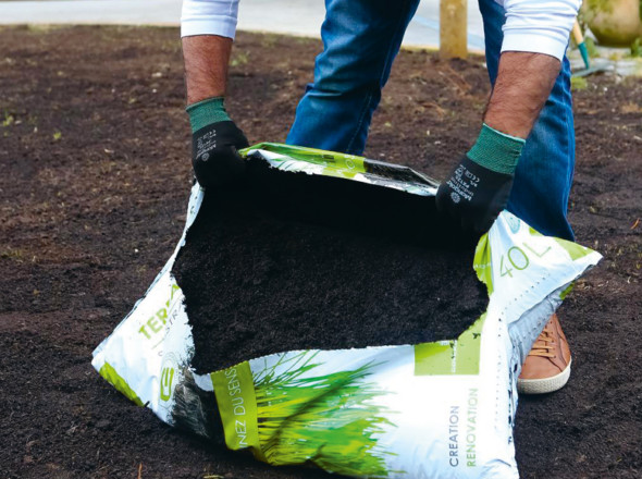Gazon Résistant au stress hydrique et aux attaques de pathogènes. Premier Tech. Top Pouss GAZON